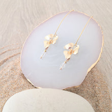 Charger l&#39;image dans la galerie, Boucles d&#39;oreilles mariage fleur - FLORE
